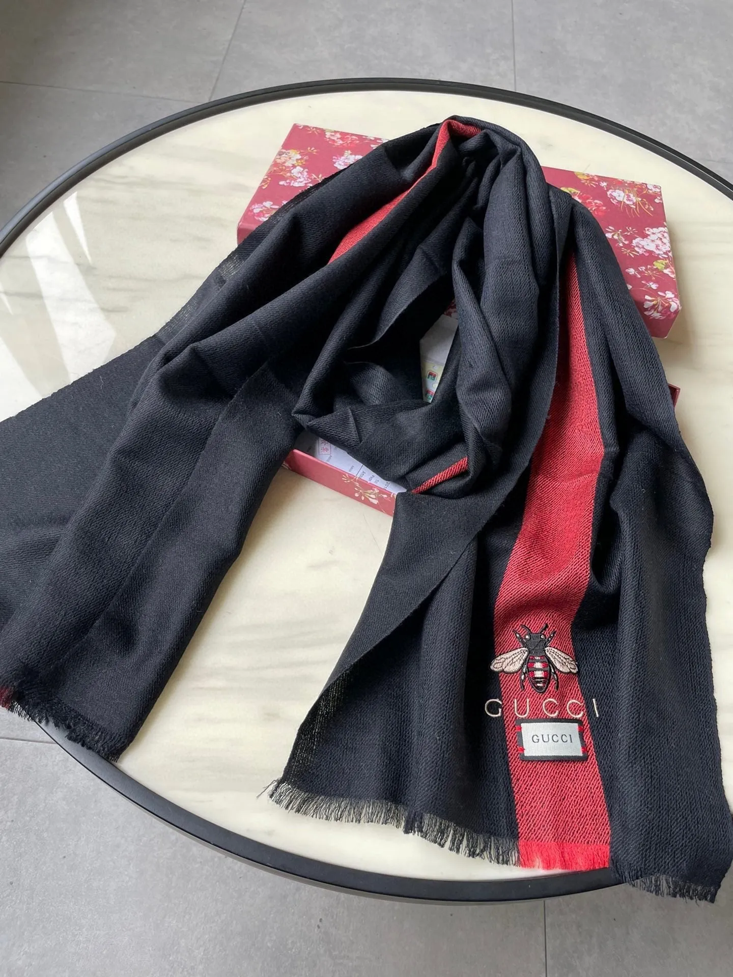 SCARF 200 CM IN BLACK MIX RED CASHMERE WITH EMBROIDERED BEE 407516