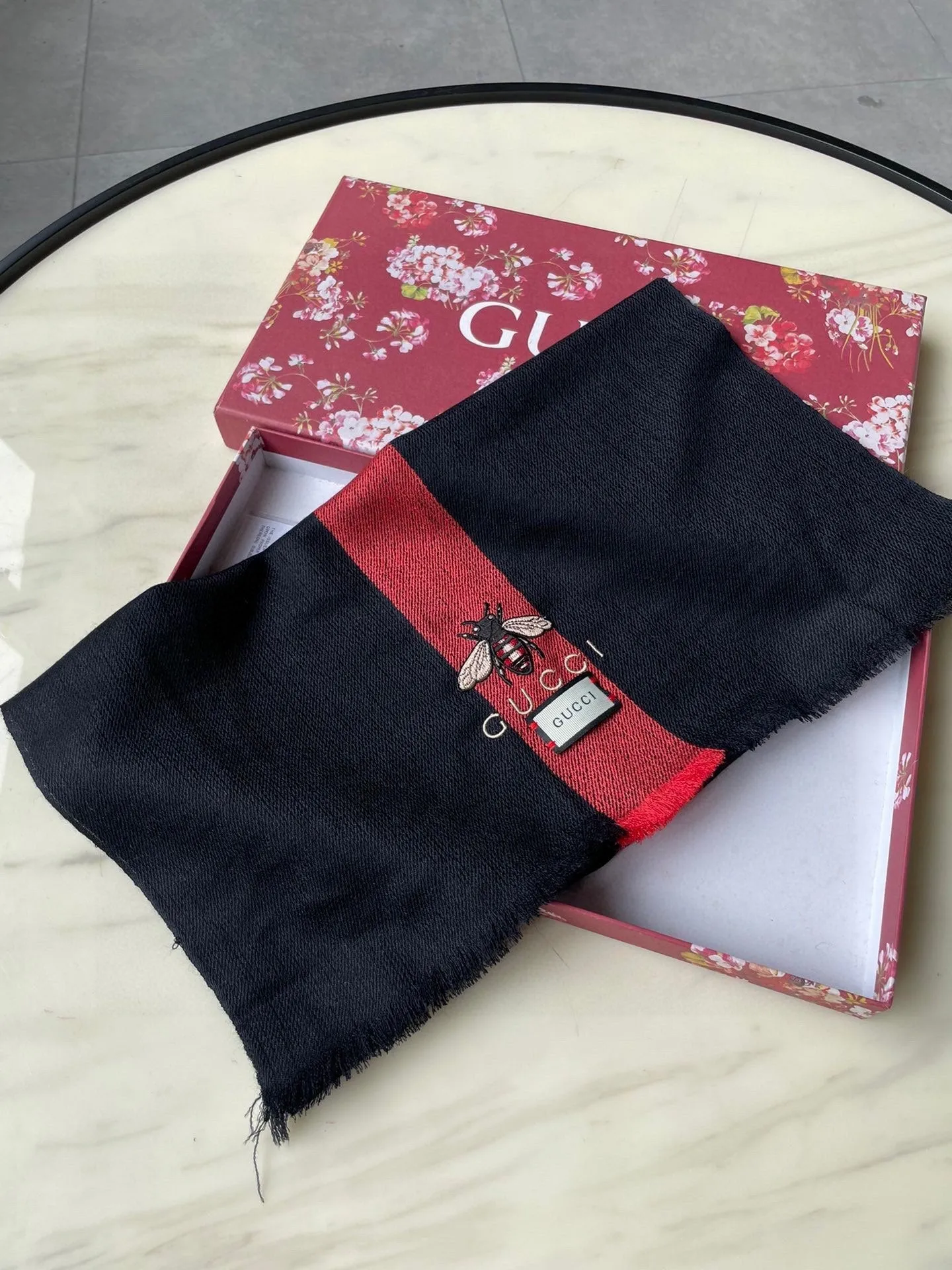 SCARF 200 CM IN BLACK MIX RED CASHMERE WITH EMBROIDERED BEE 407516