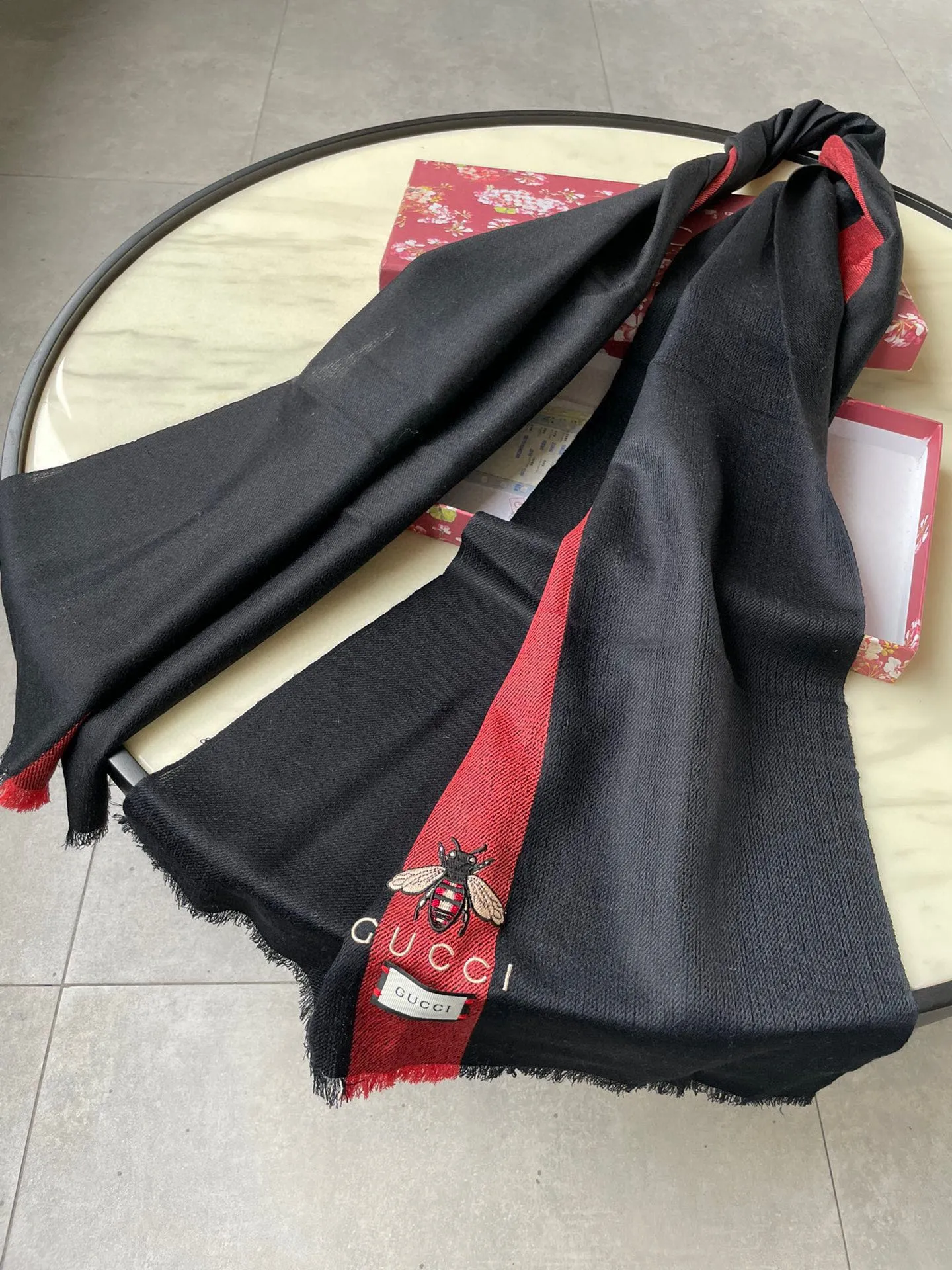 SCARF 200 CM IN BLACK MIX RED CASHMERE WITH EMBROIDERED BEE 407516